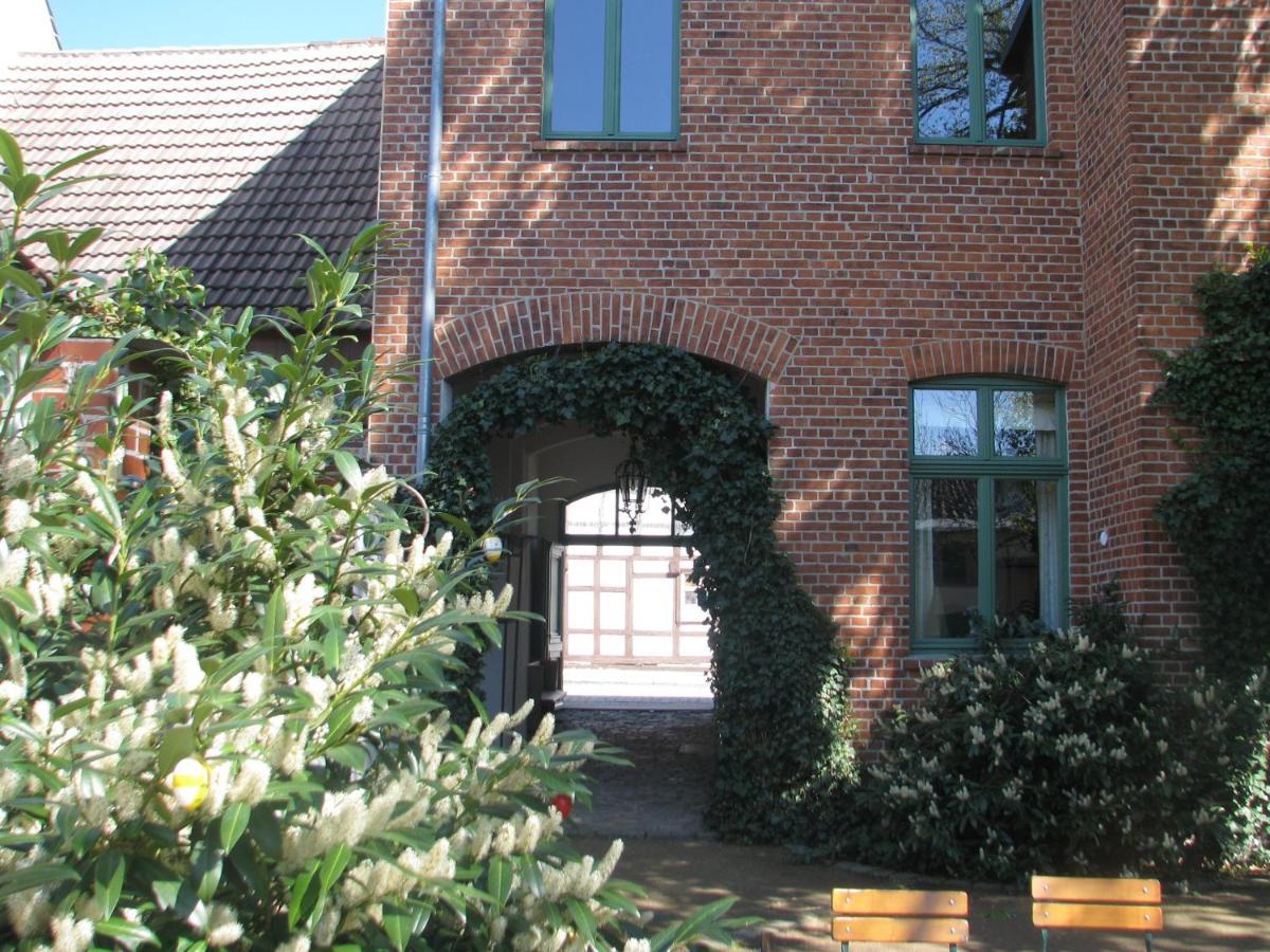 Gasthaus Und Pension "Zum Hauenden Schwein" Wörlitz Extérieur photo